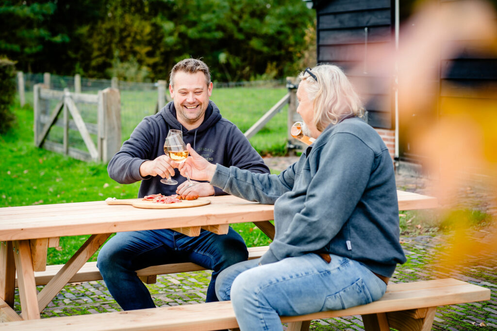 Genieten van een wijntje op een Douglas Picknicktafel