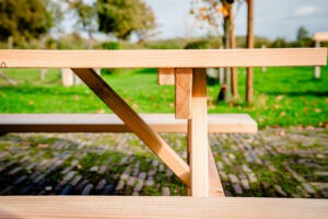 Details van een Douglas picknicktafel