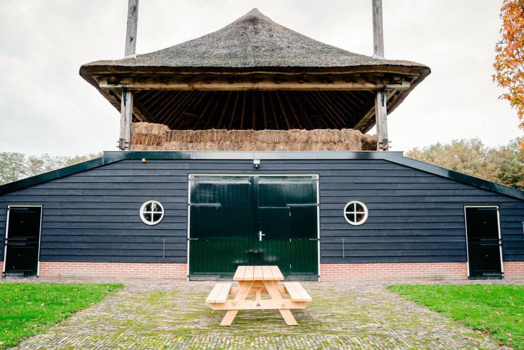 Douglas picknicktafel bij landelijke schuur