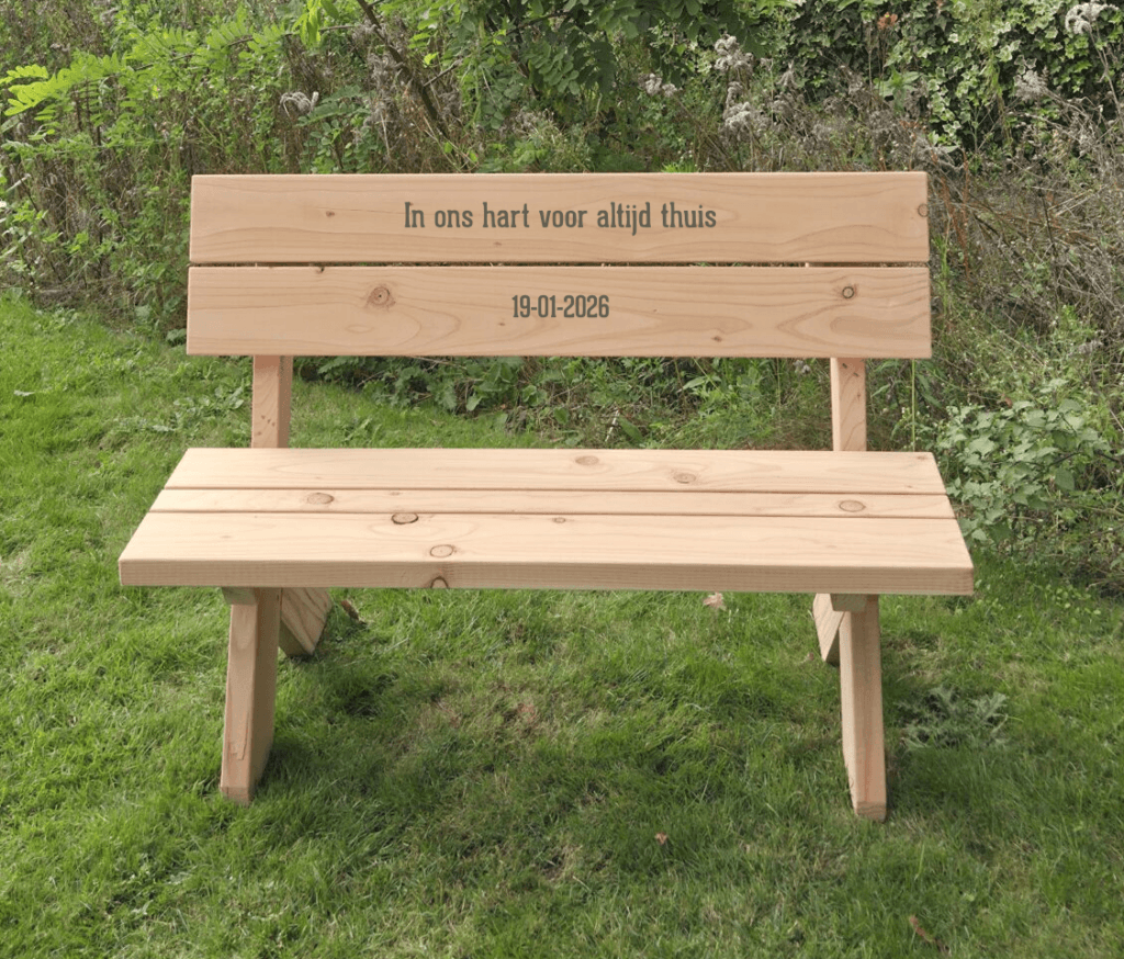 Douglas houten herdenkingsbankje met gegraveerde tekst